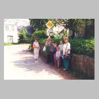 111-1067 Die Familie Kenzler aus Wehlau bei einem Besuch in Pobethen mit den Kindern des Dorfes.jpg